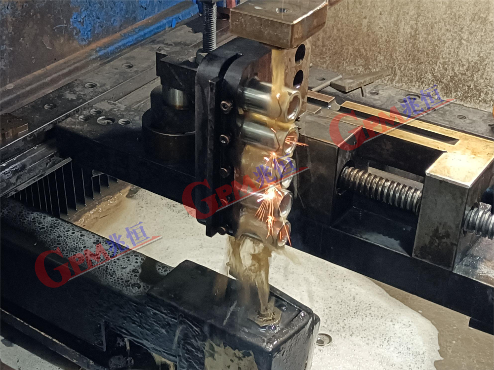 機(jī)械加工實景照片 17：中走絲